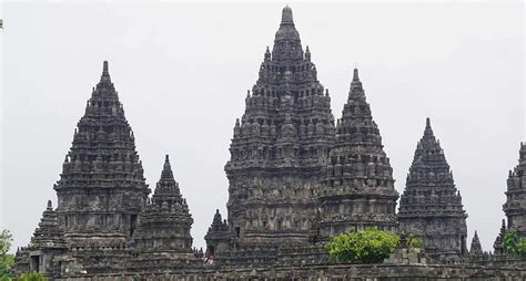  De Prambanan Temple: Een Monumentale Ode aan de Goddelijke Liefde en een Krachtige Vertoning van Javaanse Architectuur!