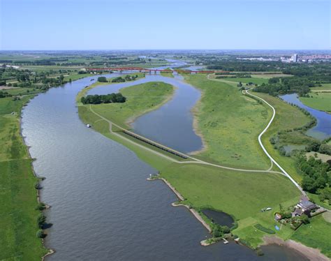  De Regenbui over de Kamo-rivier: Een Meesterlijke Studie van Atmosfeer en Tranquillitate