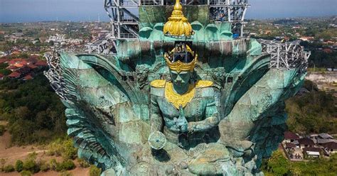  De Sriwijaya Garuda Een Betoverend Monument van Kracht en Mystiek!